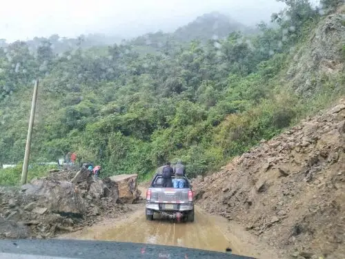 Restablecen el tránsito vehicular en la carretera Central, en el tramo Huánuco - Tingo María que se encontraba interrumpido a causa de un derrumbe. ANDINA/Difusión