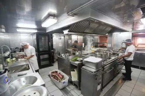 El técnico segundo, Luis Morales, jefe de cocina del B.A.P. Carrasco prepara junto con sus ayudantes el almuerzo para toda la tripulación del buque.Foto: ANDINA/Ricardo Cuba