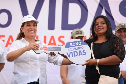 Presidenta Dina Boluarte realizó la entrega de títulos de propiedad, así como bonos " Salvando vidas " a damnificadas por el ciclón Yaku