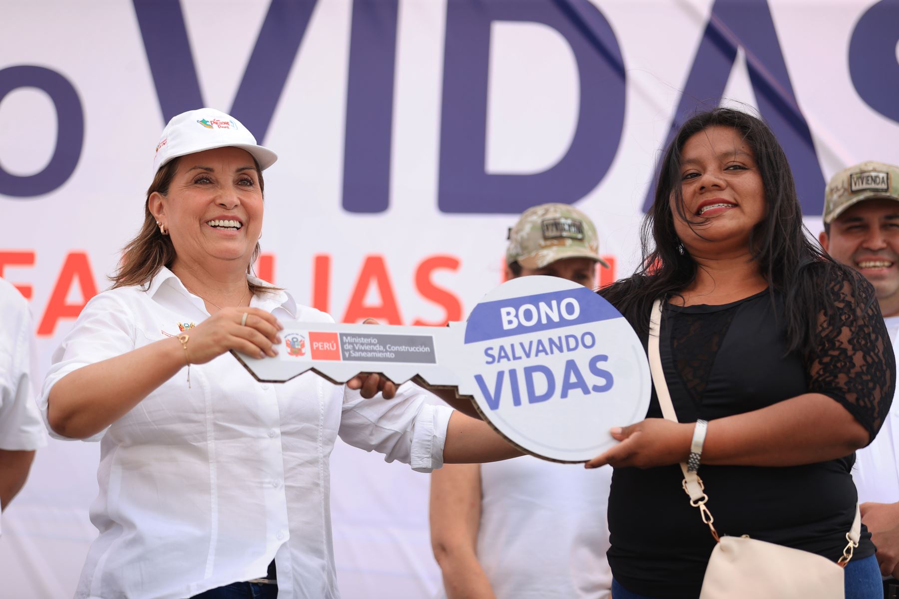 Presidenta Dina Boluarte realizó la entrega de títulos de propiedad, así como bonos " Salvando vidas " a damnificadas por el ciclón Yaku. Foto: ANDINA/ prensa Presidencia