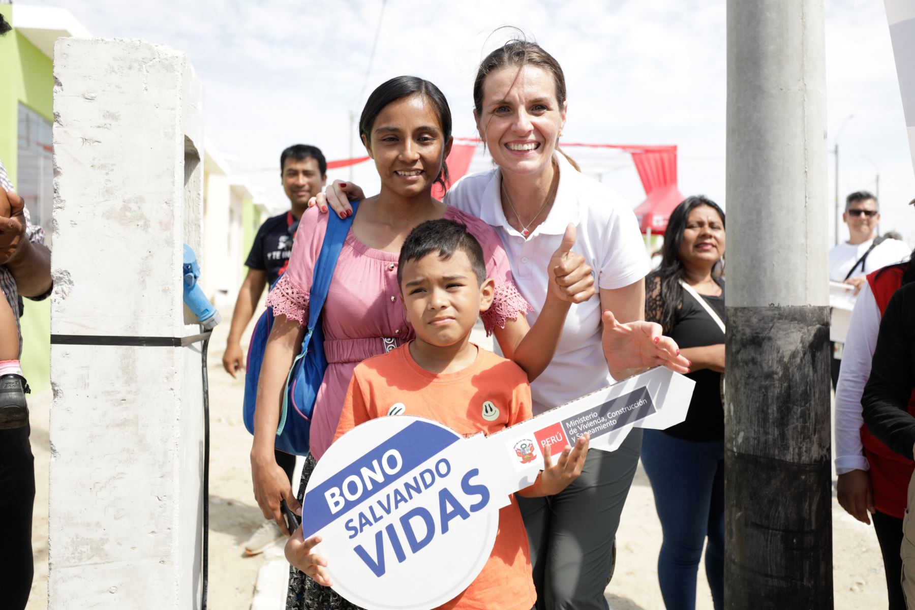 La ministra Pérez de Cuéllar participó en la entrega de bonos 