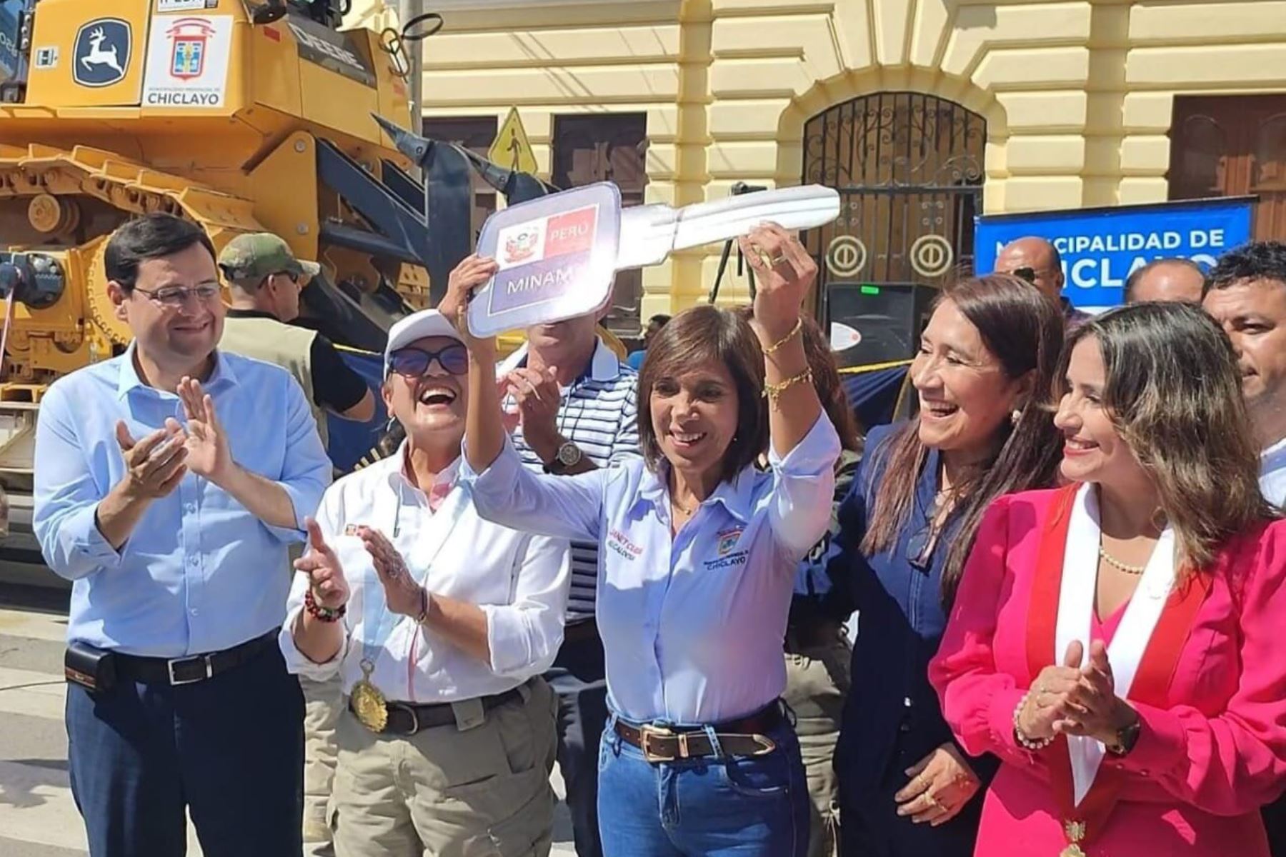 La alcaldesa Janet Cubas recibió de la ministra del Ambiente, Albina Ruiz, la llave de la maquinaria. Foto: ANDINA/Difusión