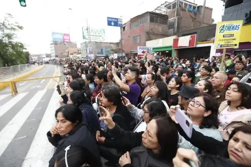 Con una mezcla de angustia y optimismo, decenas de padres de familia esperaron a sus hijos en los exteriores del campus de la universidad San Marcos, escena que se repitió ayer, en la última fecha de admisión  2026-II. Foto: ANDINA/Daniel Bracamonte