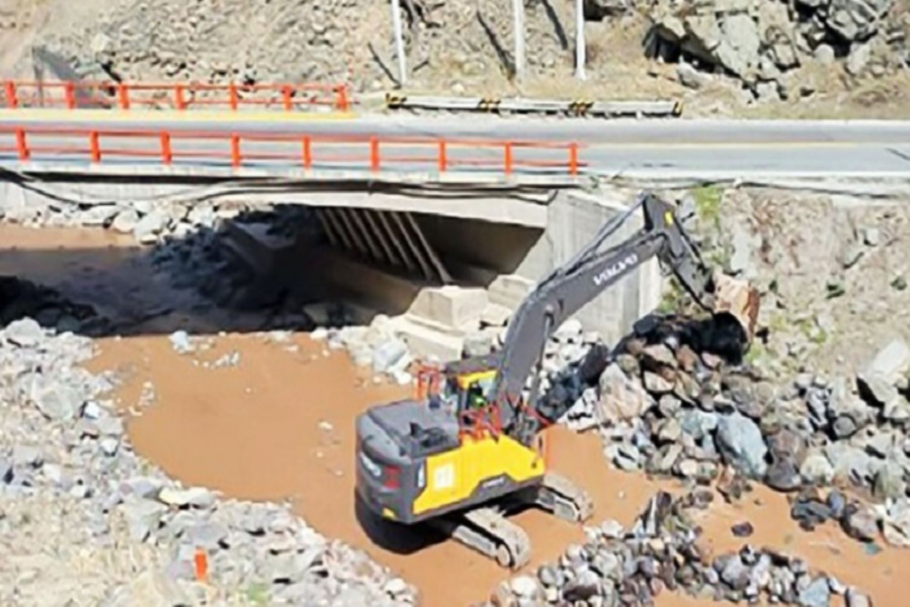 En los siete puentes se realizan obras de protección de estribos y limpieza de cauces.