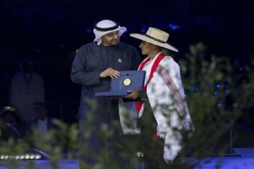 El presidente de Emiratos Árabes Unidos entrega el premio al representante del colegio COAR-La Libertad, de Perú. Foto: WAM