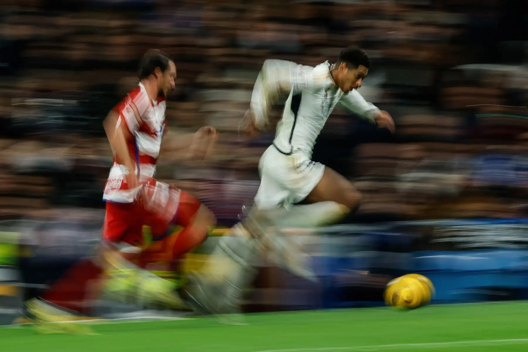 El defensor español del Granada, Ignasi Miquel lucha por el balón con el mediocampista inglés del Real Madrid, Jude Bellingham durante el partido de fútbol de la liga española entre el Real Madrid CF y el Granada FC en el estadio Santiago Bernabeu de Madrid.
Foto: AFP