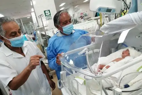 A la derecha, el director del INMPN, Félix Ayala Peralta, y el jefe de Cuidados Intermedios Neonatales, Walter Gómez Galiano, supervisando el uso de equipos donados por la agencia de cooperación japonesa JICA. ANDINA/ Susana Mendoza Sheen.