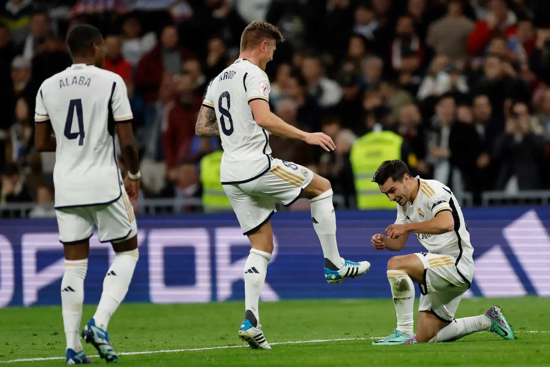 El delantero español del Real Madrid, Brahim Díaz celebra con el mediocampista alemán del Real Madrid, Toni Kroos después de marcar el primer gol de su equipo durante el partido de fútbol de la liga española entre el Real Madrid CF y el Granada FC en el estadio Santiago Bernabeu de Madrid.
Foto: AFP