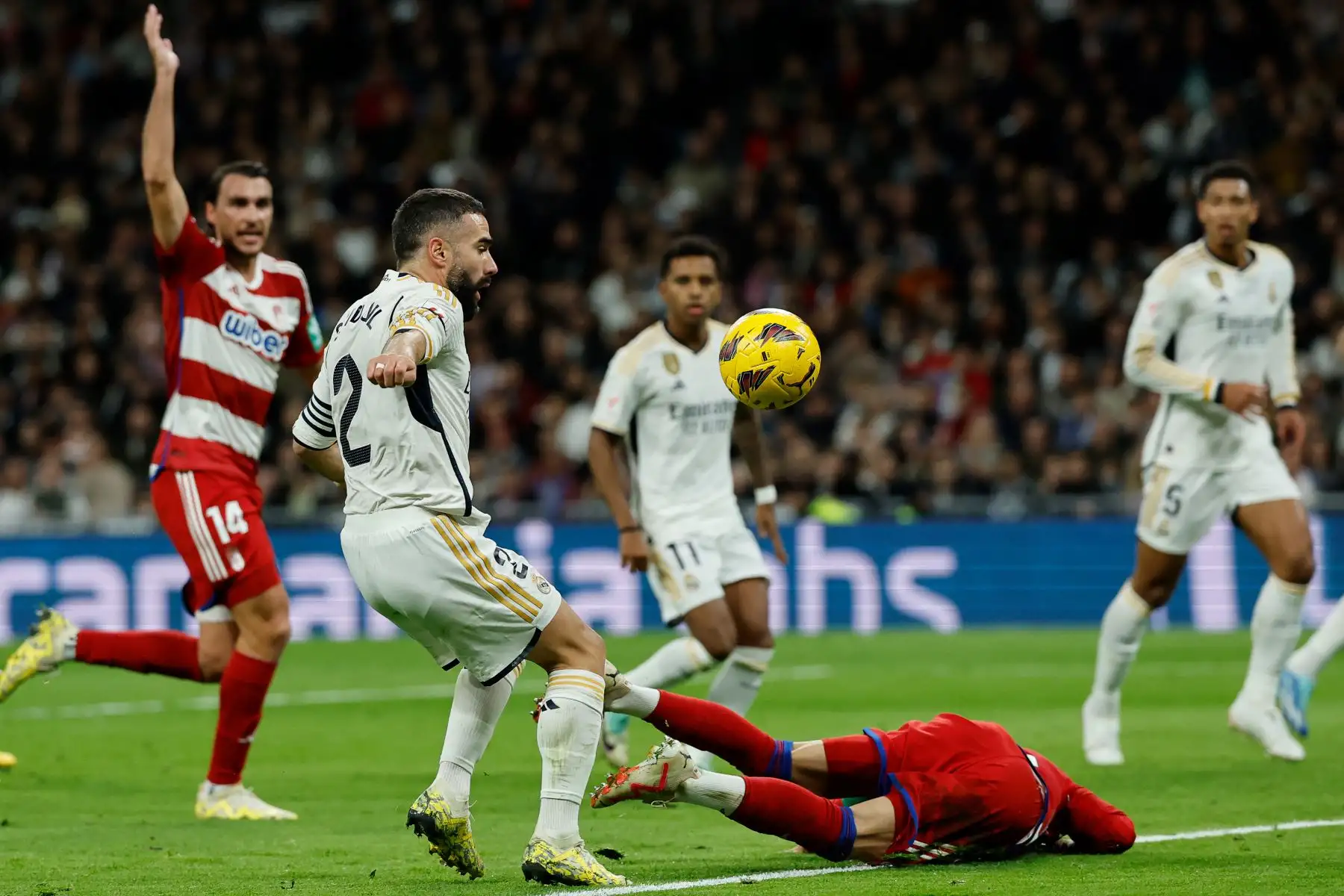 El defensor español del Real Madrid, Dani Carvajal lucha por el balón con el defensor español del Granada, Carlos Neva durante el partido de fútbol de la liga española entre el Real Madrid CF y el Granada FC en el estadio Santiago Bernabeu de Madrid.
Foto: AFP