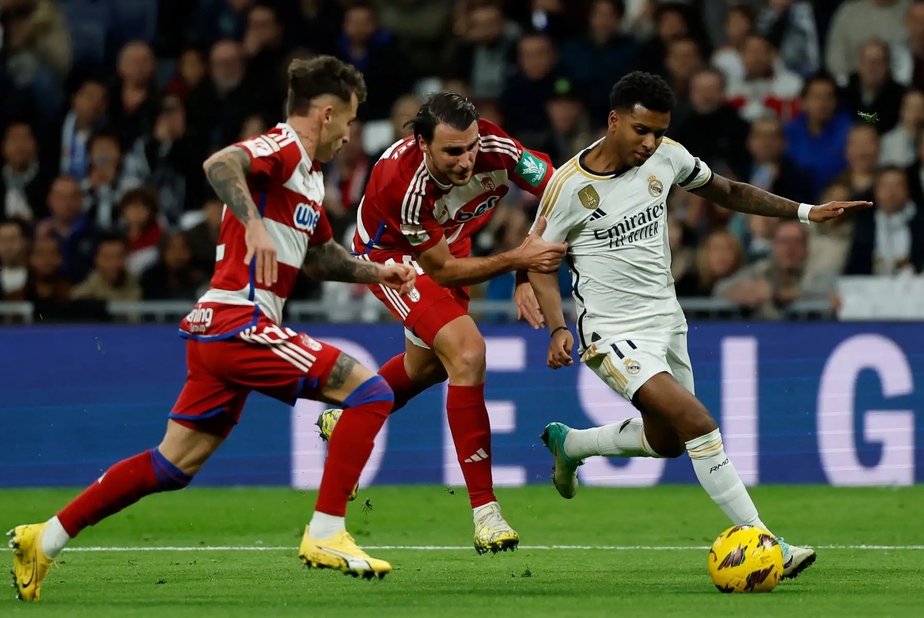 El delantero brasileño del Real Madrid, Rodrygo  lucha por el balón con el defensor español del Granada, Ignasi Miquel durante el partido de fútbol de la liga española entre el Real Madrid CF y el Granada FC en el estadio Santiago Bernabeu de Madrid.
Foto: AFP