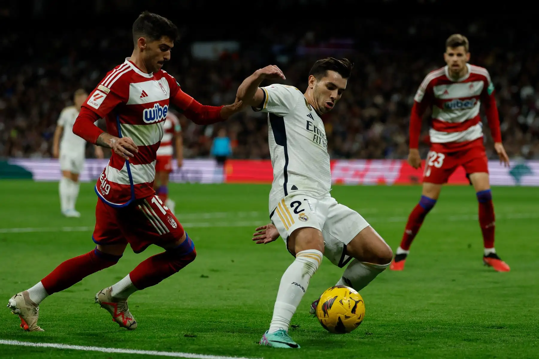 El delantero español del Real Madrid,  Brahim Díaz lucha por el balón con el defensa español del Granada , Carlos Neva durante el partido de fútbol de la liga española entre el Real Madrid CF y el Granada FC en el estadio Santiago Bernabeu de Madrid.
Foto: AFP