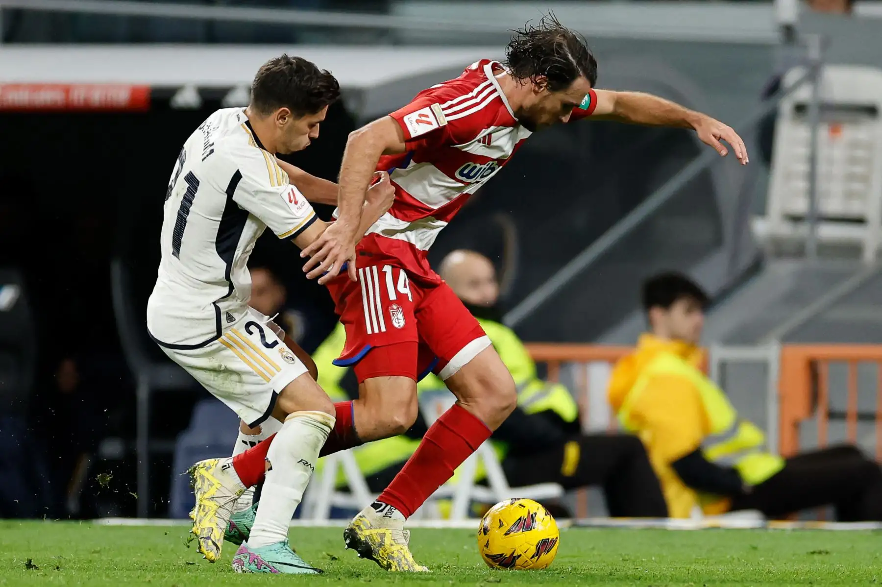 El delantero español del Real Madrid, Brahim Díaz lucha por el balón con el defensor español del Granada, Ignasi Miquel durante el partido de fútbol de la liga española entre el Real Madrid CF y el Granada FC en el estadio Santiago Bernabeu de Madrid .
Foto: AFP