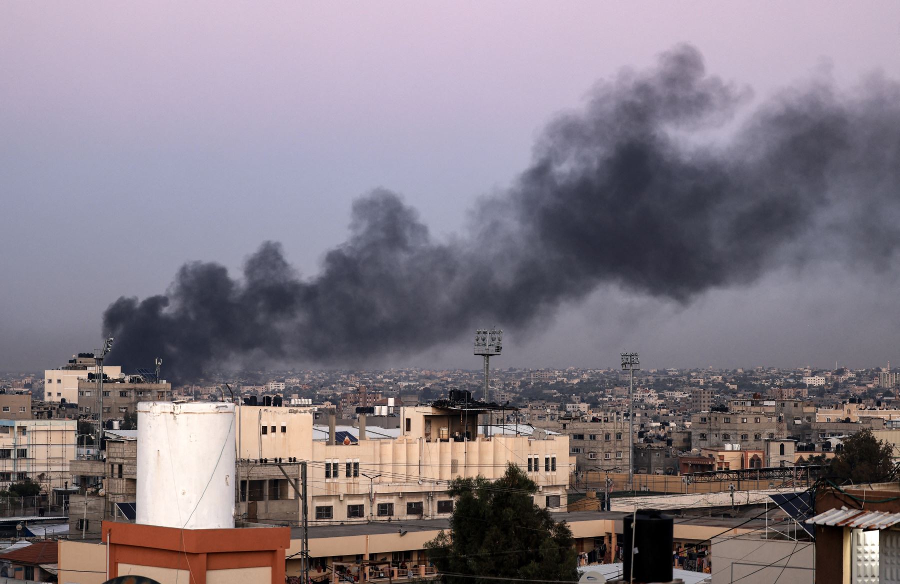 Esta fotografía tomada en Khan Yunis, en el sur de la Franja de Gaza, muestra humo negro elevándose después de un ataque israelí a una fábrica de plástico , mientras se reanudaban las batallas entre Israel y militantes de Hamás.
AFP