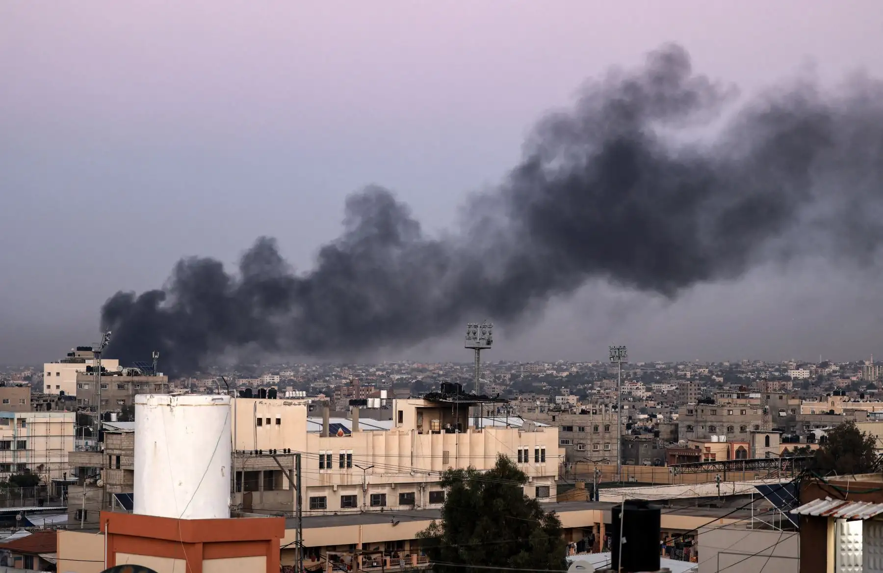 Esta fotografía tomada en Khan Yunis, en el sur de la Franja de Gaza, muestra humo negro elevándose después de un ataque israelí a una fábrica de plástico , mientras se reanudaban las batallas entre Israel y militantes de Hamás.
AFP