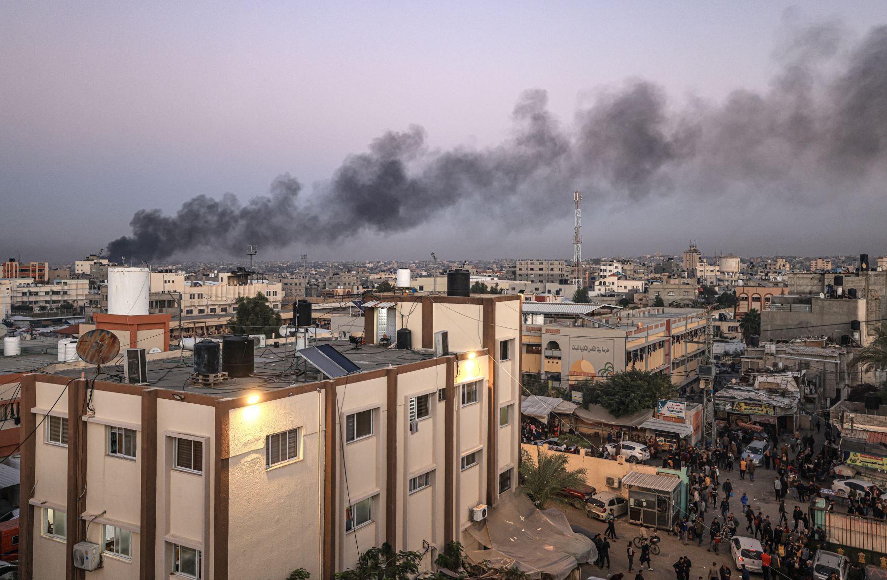 Esta fotografía tomada en Khan Yunis, en el sur de la Franja de Gaza, muestra humo negro elevándose después de un ataque israelí a una fábrica de plástico, mientras se reanudaban las batallas entre Israel y militantes de Hamás.
Foto: AFP