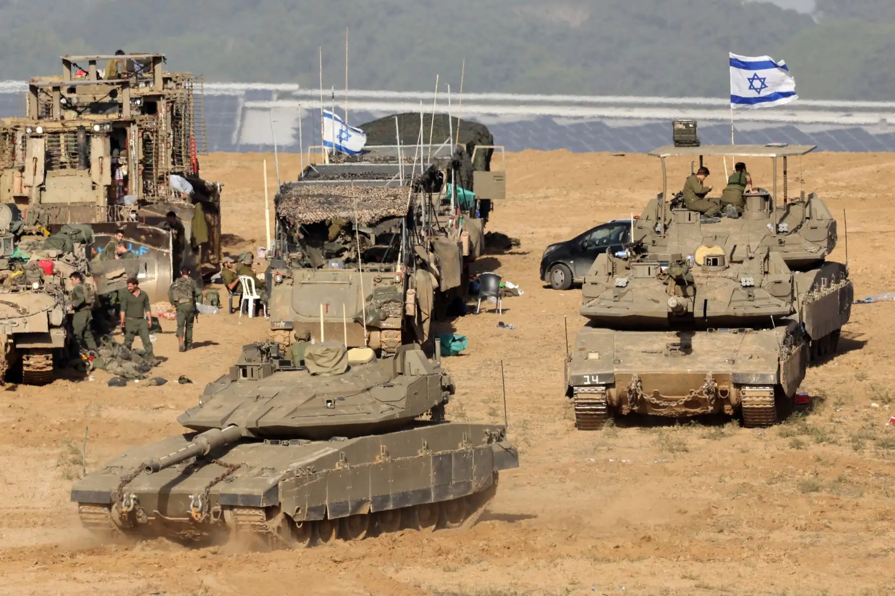 Tropas, tanques y vehículos militares israelíes se reúnen cerca de la frontera con la Franja de Gaza, después de que se reanudaran las batallas entre Israel y militantes de Hamás. 
Foto : AFP