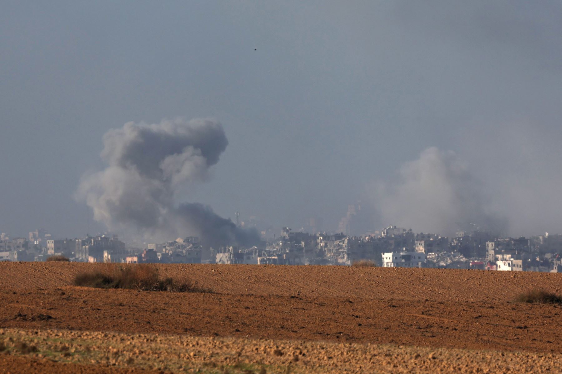 El humo se eleva después de una explosión en la parte norte de la Franja de Gaza, vista desde Be
