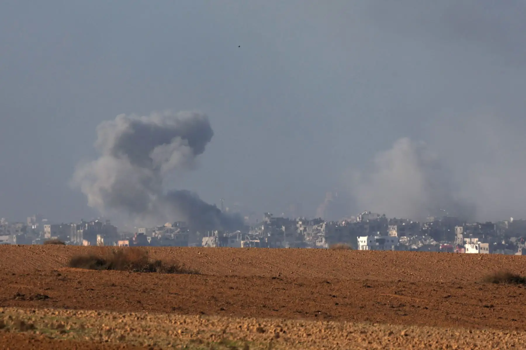 El humo se eleva después de una explosión en la parte norte de la Franja de Gaza, vista desde Be