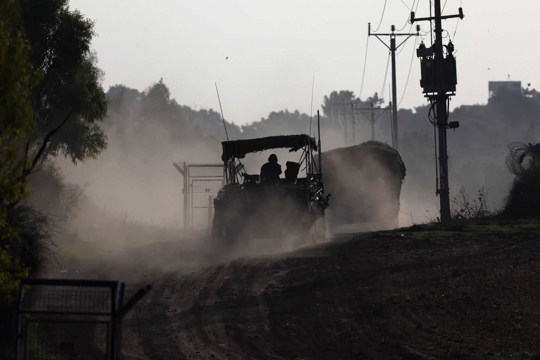 Vehículos blindados israelíes maniobran en una posición cerca de la frontera con la Franja de Gaza, en el sur de Israel.
Foto: AFP