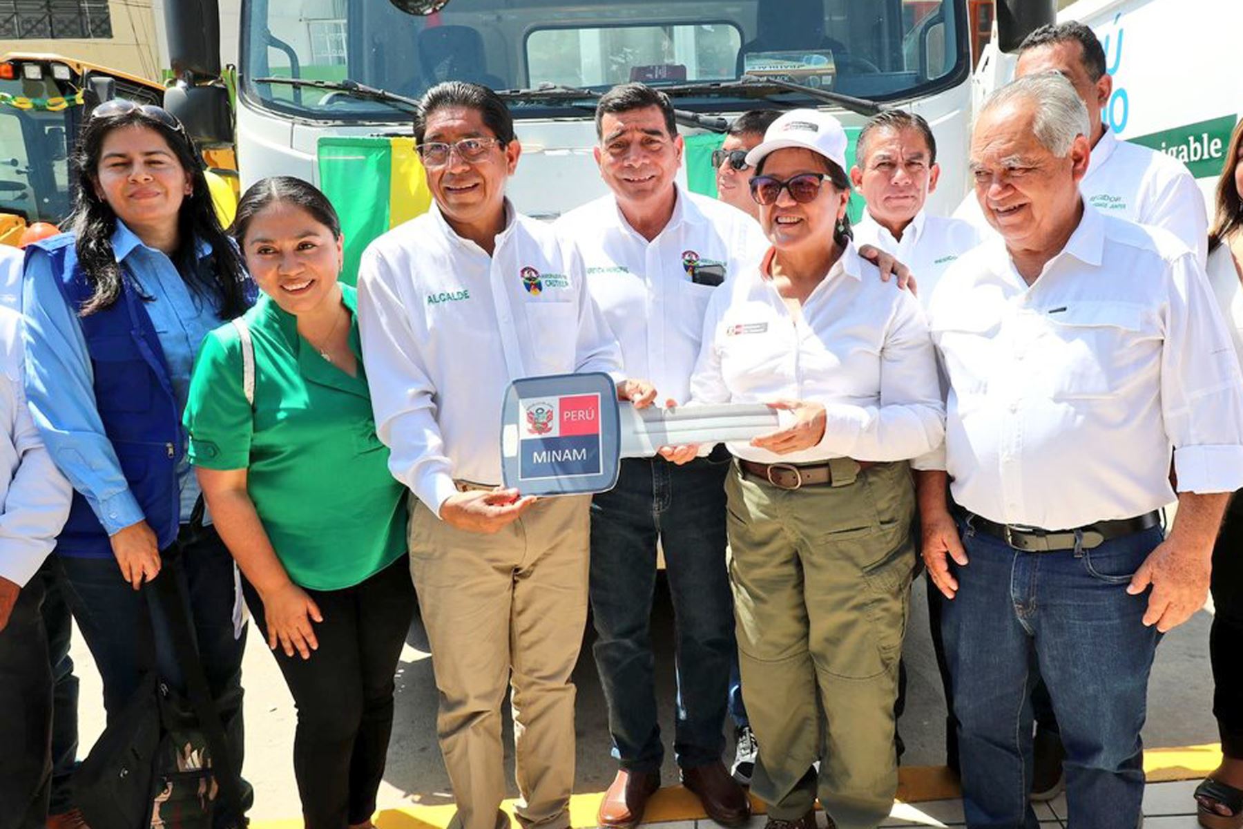 Ministra del Ambiente, Albina Ruiz, entrega 2 compactadoras con brazo para contenedor que garantizará una adecuada gestión de Residuos Sólidos,  y resaltó que beneficiará a más de 192 mil habitantes en Piura.
Foto: Ministerio del Ambiente