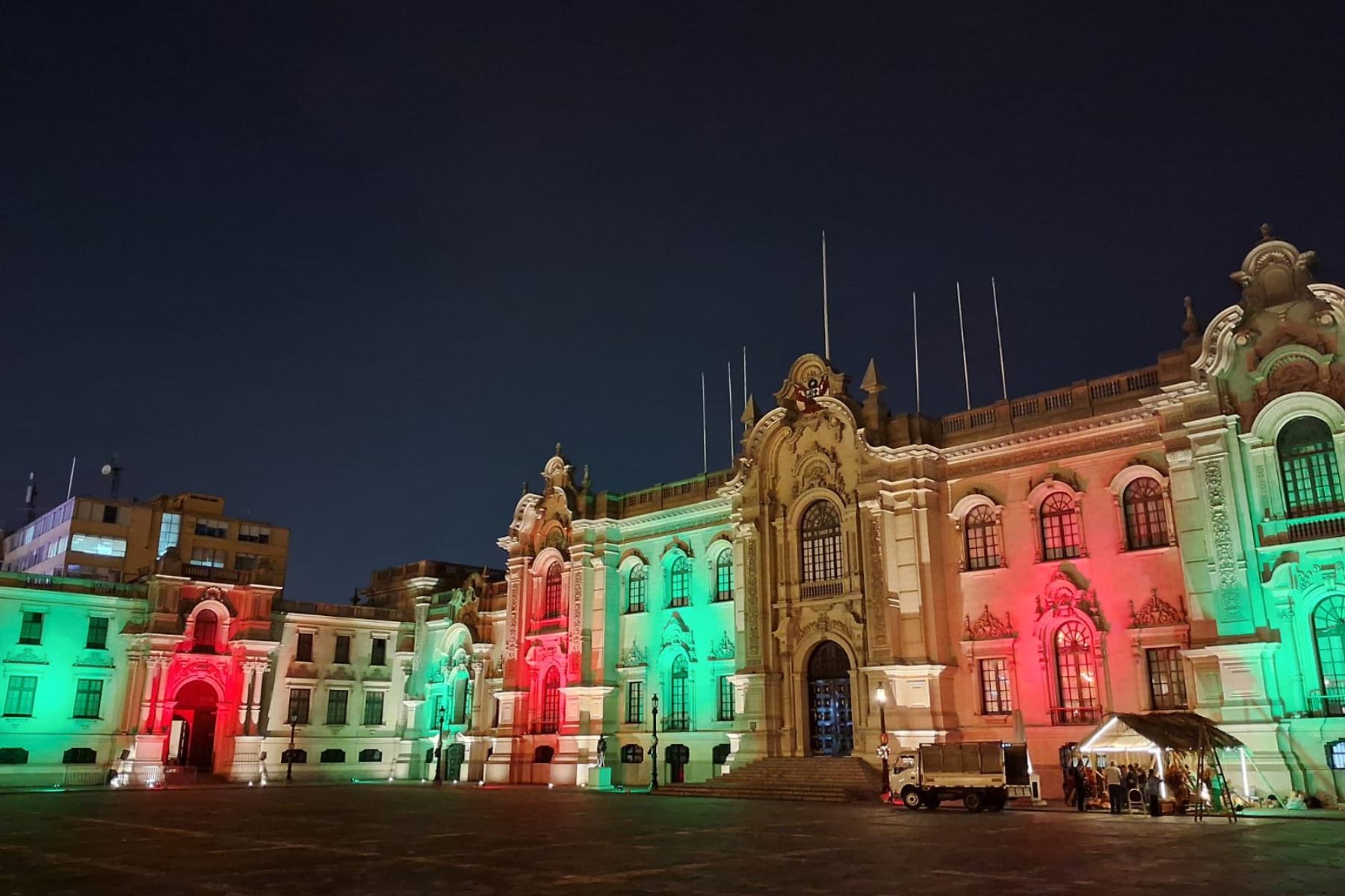 Luces de colores navideños iluminan este mes el frontis de Palacio de Gobierno. ANDINA/Difusión