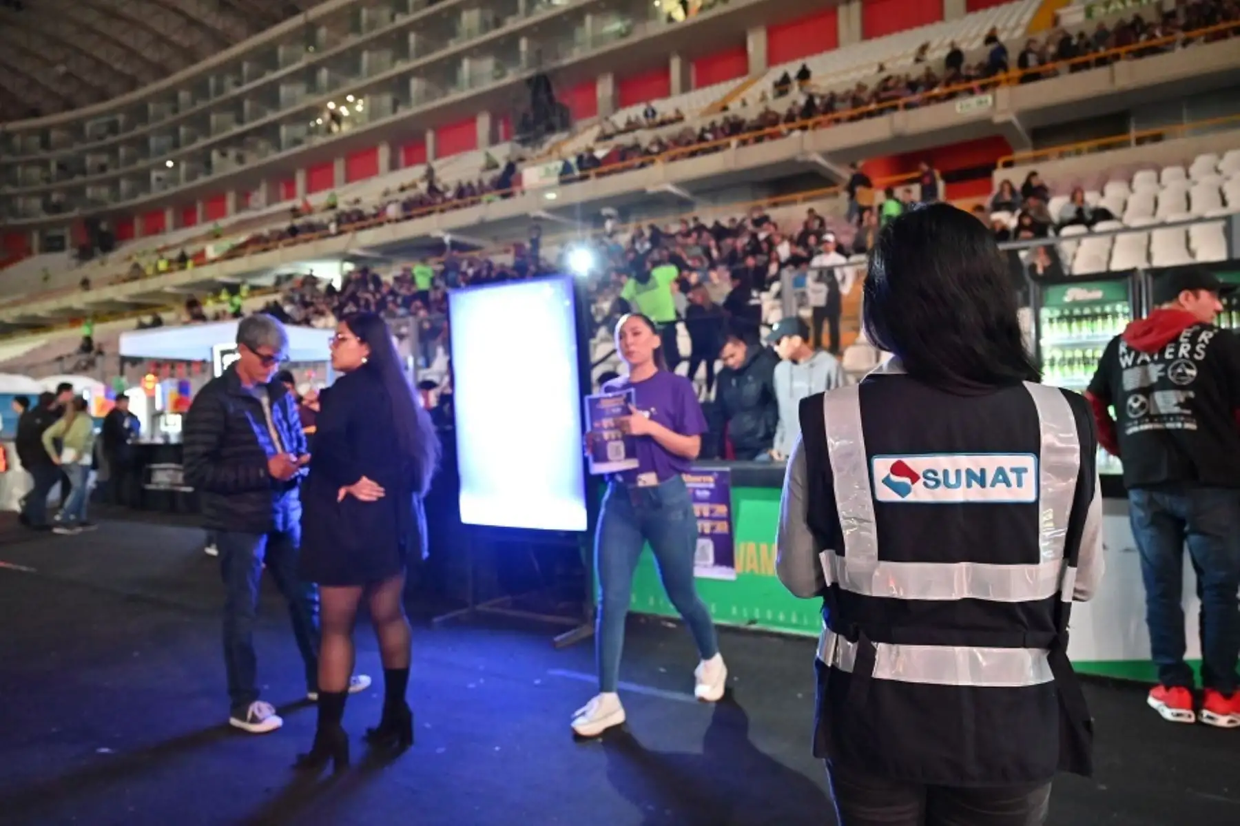 Fiscalización de la Sunat en la venta de bebidas, alimentos y merchandising en concierto de Rogers Waters en el Estadio Nacional. Foto: Cortesía.