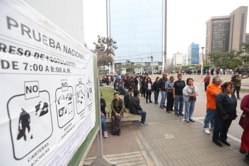 Más de 100 mil maestros de todo el Perú rinden examen para ascenso