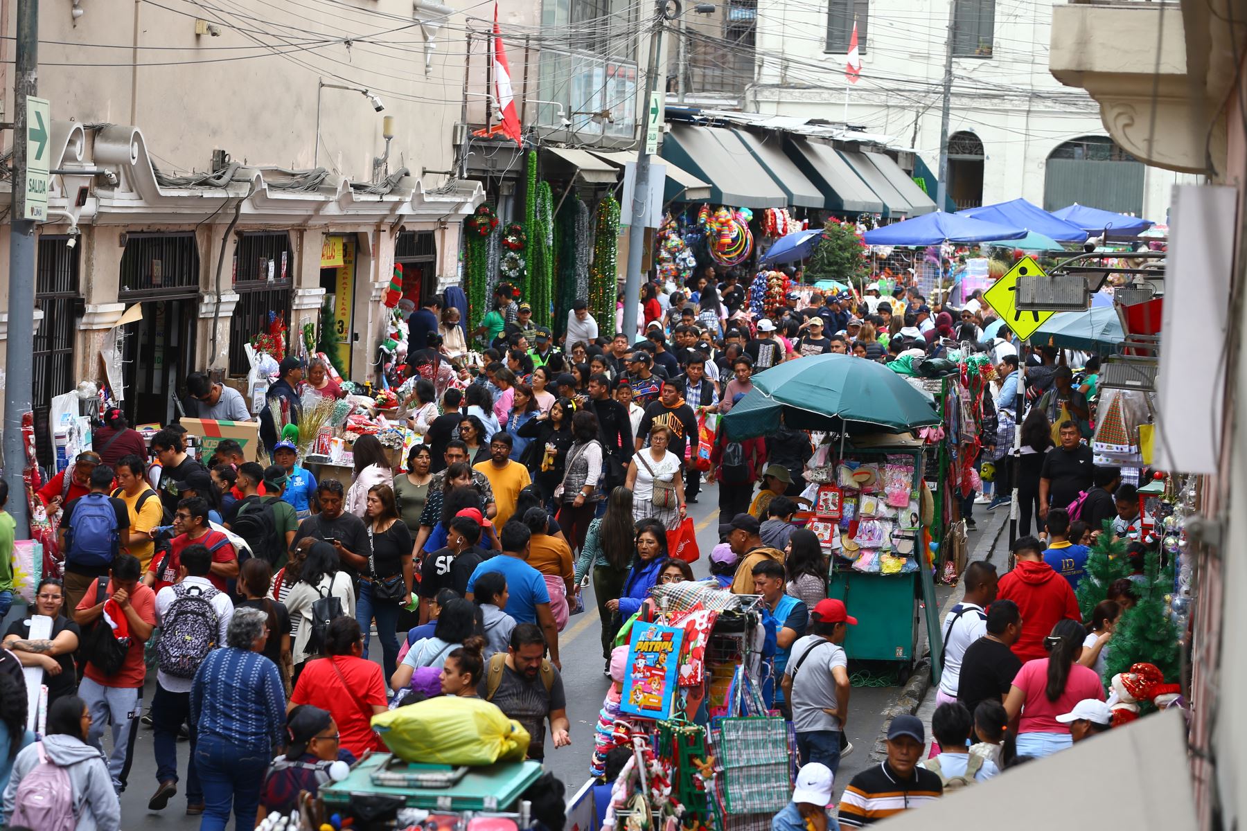 Limeños realizan compras con motivos navideños en el mercado Central del cercado de Lima.
Foto: ANDINA/Eddy Ramos