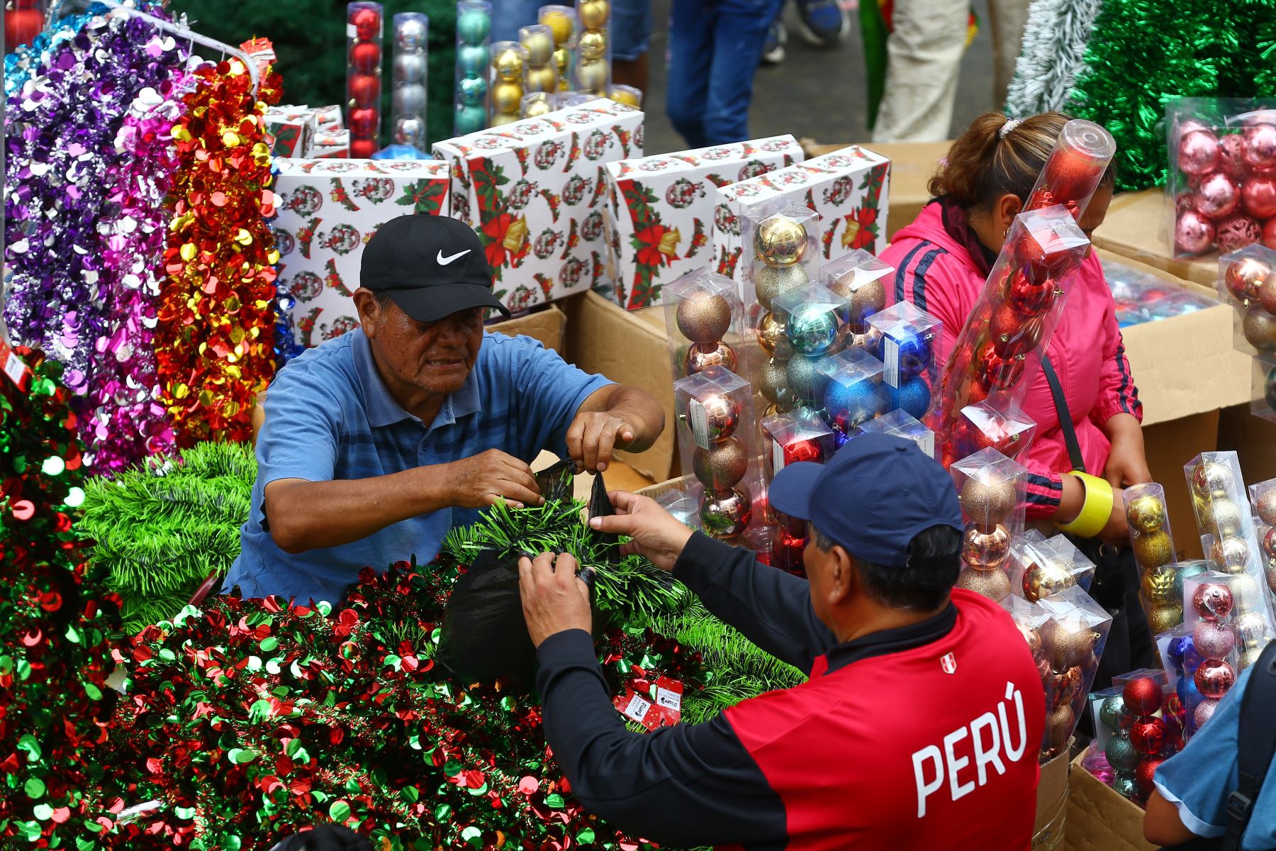 Limeños realizan compras con motivos navideños en el mercado Central del cercado de Lima.
Foto: ANDINA/Eddy Ramos