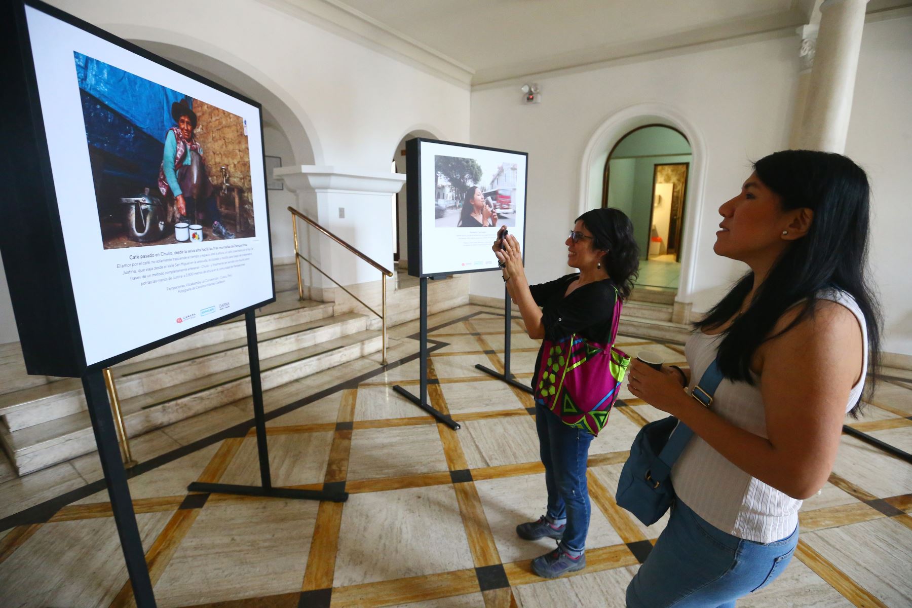 En el marco del Expocafé Perú 2023 se realizó un concurso de fotografía sobre el proceso y la cadena productiva del café peruano.  En en el Centro de Convenciones Casa Prado se realiza la exhibición  de las 12 fotos finalistas.
Foto: ANDINA/ Eddy Ramos