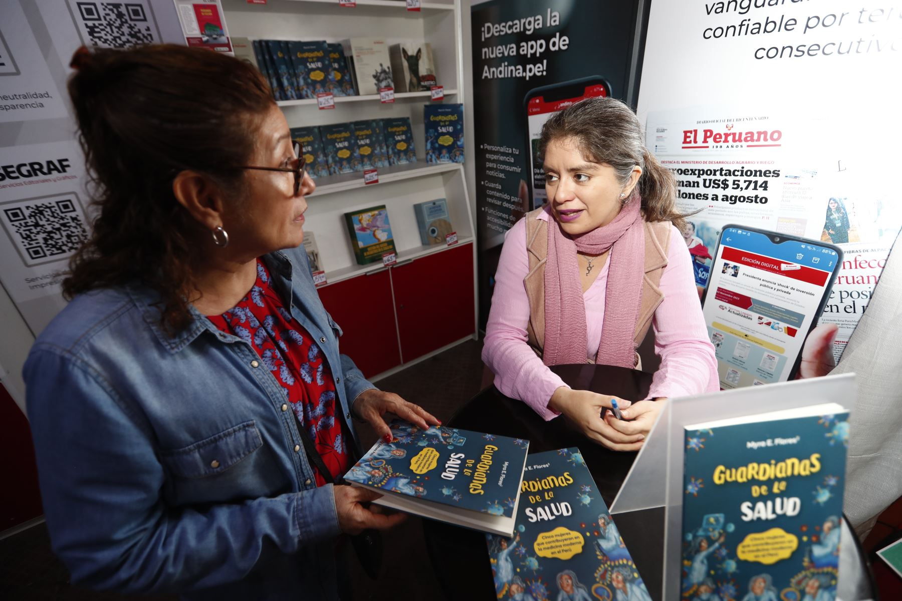 Myra Flores, autora del libro "Guardianas de la Salud", publicado por el fondo editorial de Editora Perú, estuvo firmando algunos ejemplares al público lector presente en la Feria del Libro Ricardo Palma de Miraflores. Foto: ANDINA/Daniel Bracamonte