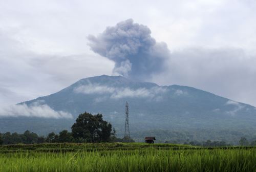 Al menos 11 excursionistas fallecidos y 12 más están desaparecidos tras la erupción del volcán Monte Marapi en Indonesia
