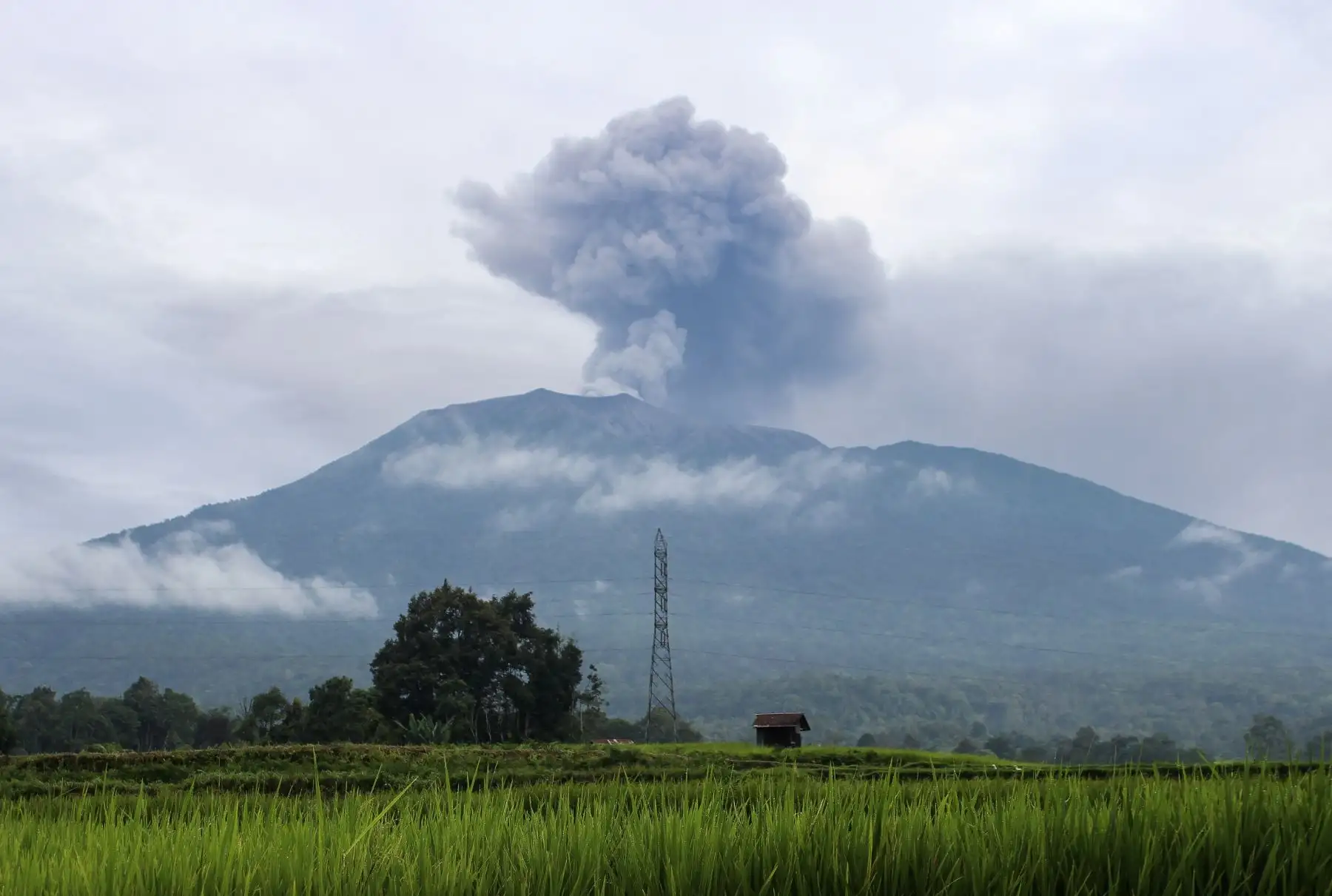 El Monte Marapi arroja materiales volcánicos durante una erupción vista desde la aldea de Batu Palano en Agam, Sumatra Occidental, Indonesia, el 4 de diciembre de 2023.
Foto: EFE