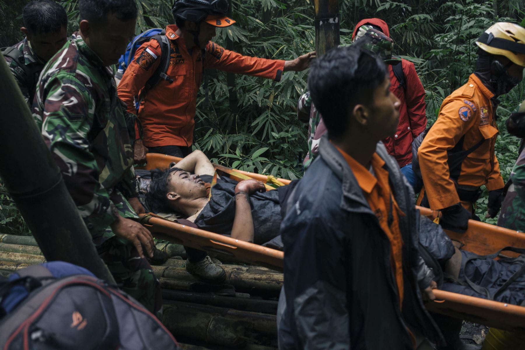 Los rescatistas evacuan a un superviviente de la erupción del Monte Marapi en Agam, Sumatra Occidental, Indonesia, el 4 de diciembre de 2023.
Foto: EFE
