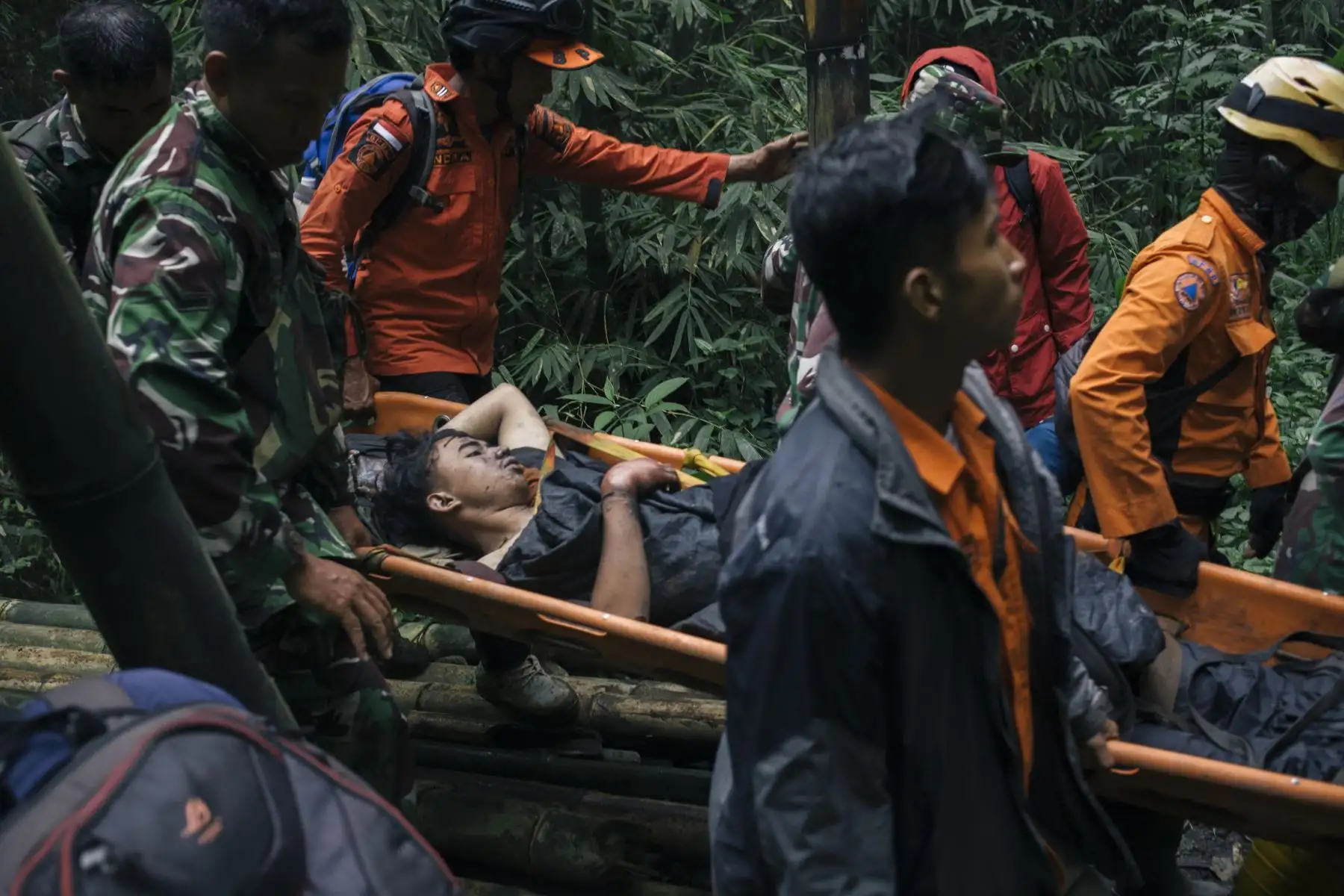 Los rescatistas evacuan a un superviviente de la erupción del Monte Marapi en Agam, Sumatra Occidental, Indonesia, el 4 de diciembre de 2023.
Foto: EFE