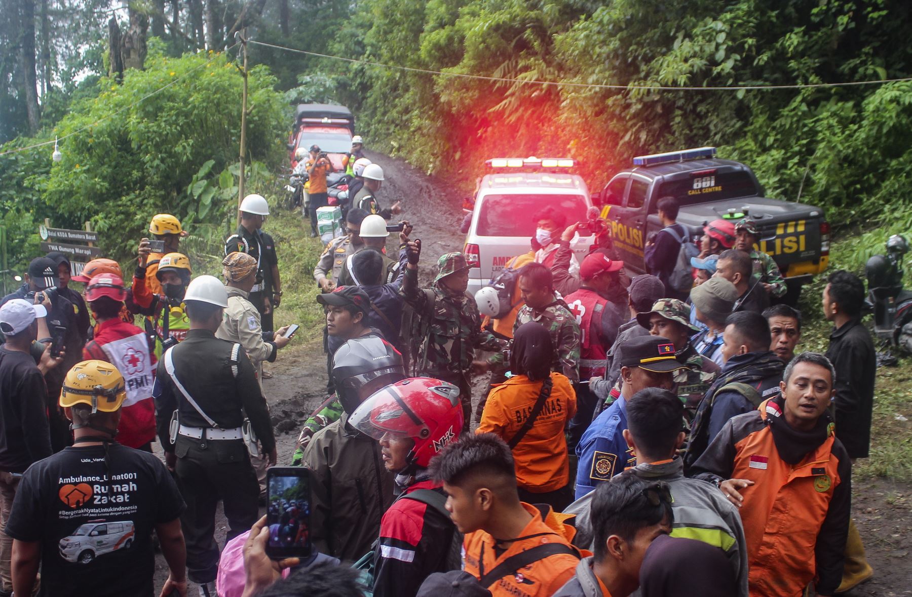 Los rescatistas se preparan para evacuar a un superviviente de la erupción del Monte Marapi en Agam, Sumatra Occidental, Indonesia, el 4 de diciembre de 2023.
Foto: EFE