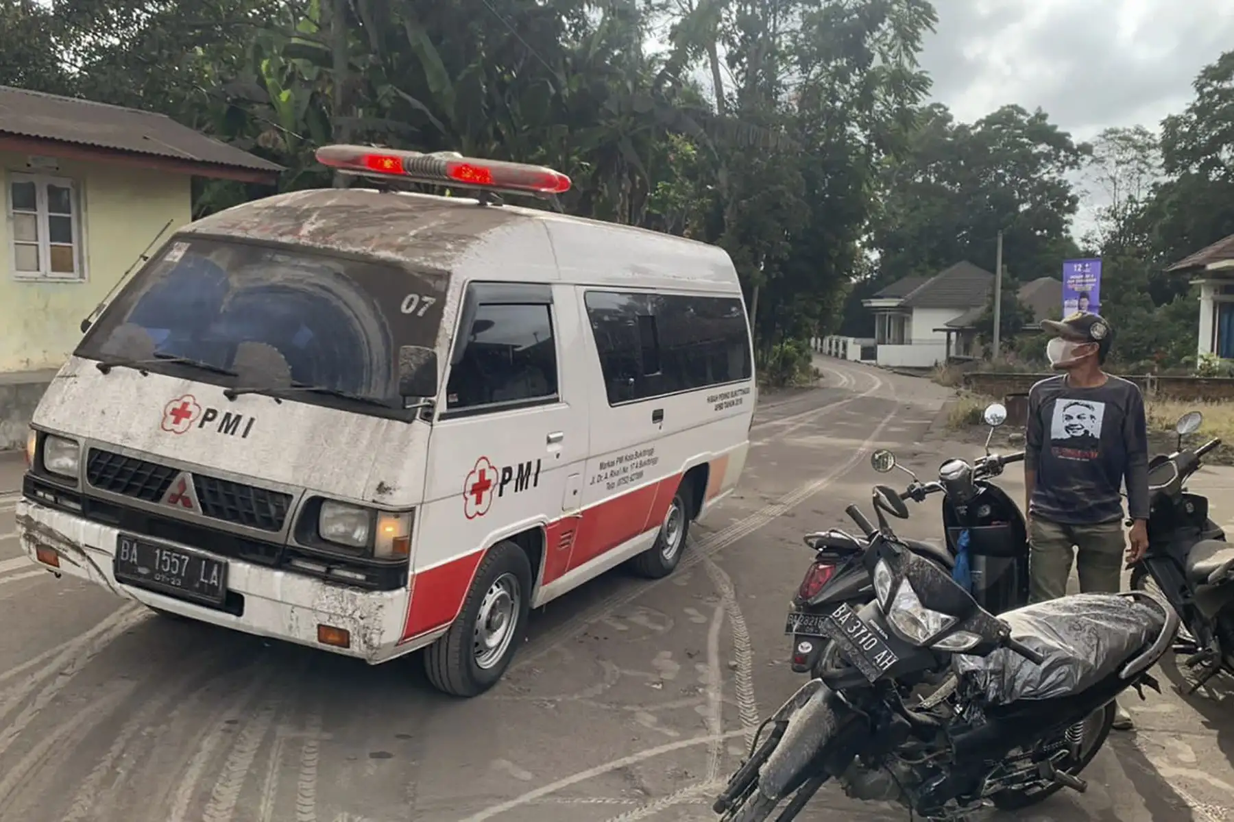 Una fotografía proporcionada por la Agencia Regional de Gestión de Desastres (BPBD) de Agam muestra una ambulancia en tránsito después de la erupción del Monte Marapi en Nagari Lasi, Agam, Sumatra Occidental, Indonesia, el 3 de diciembre de 2023 
Foto: EFE
