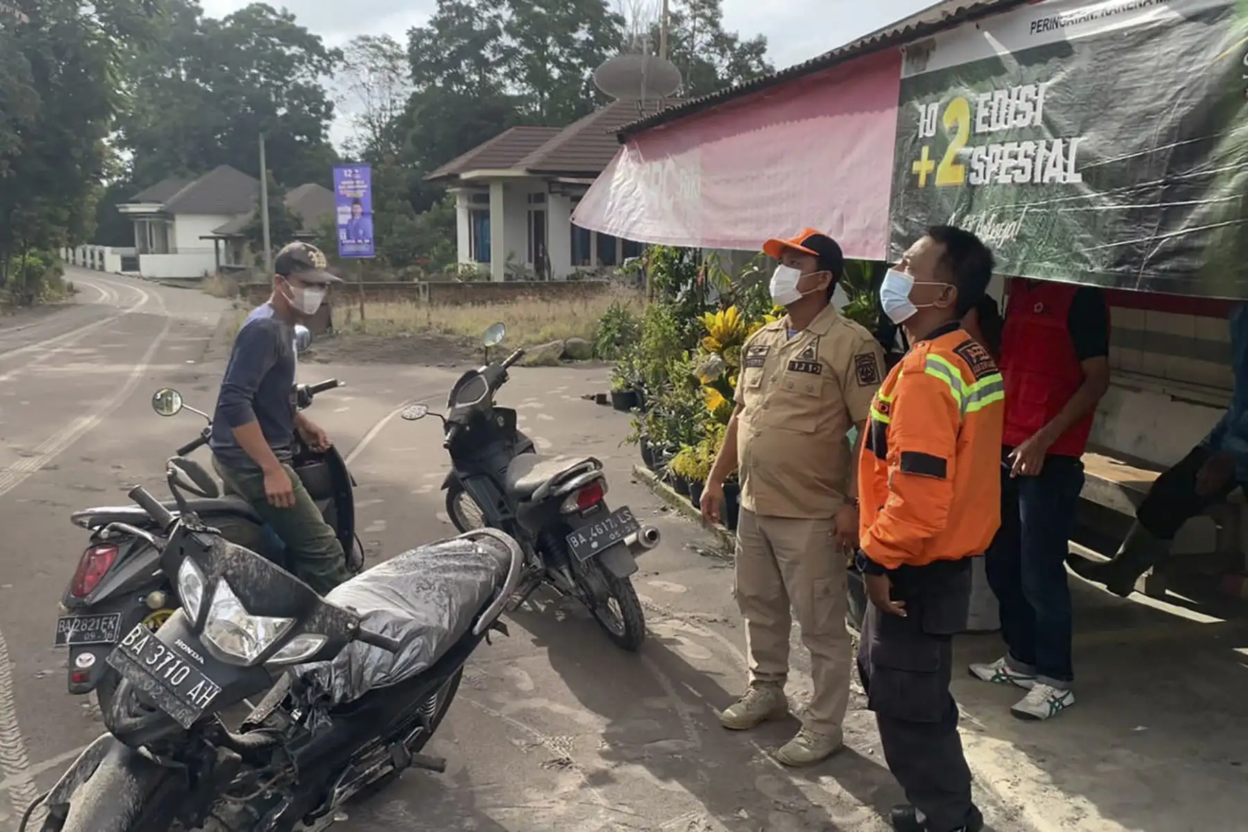 Una fotografía proporcionada por la Agencia Regional de Gestión de Desastres (BPBD) de Agam muestra a funcionarios observando la erupción del Monte Marapi en Nagari Lasi, Agam, Sumatra Occidental, Indonesia, el 3 de diciembre de 2023.
Foto: EFE