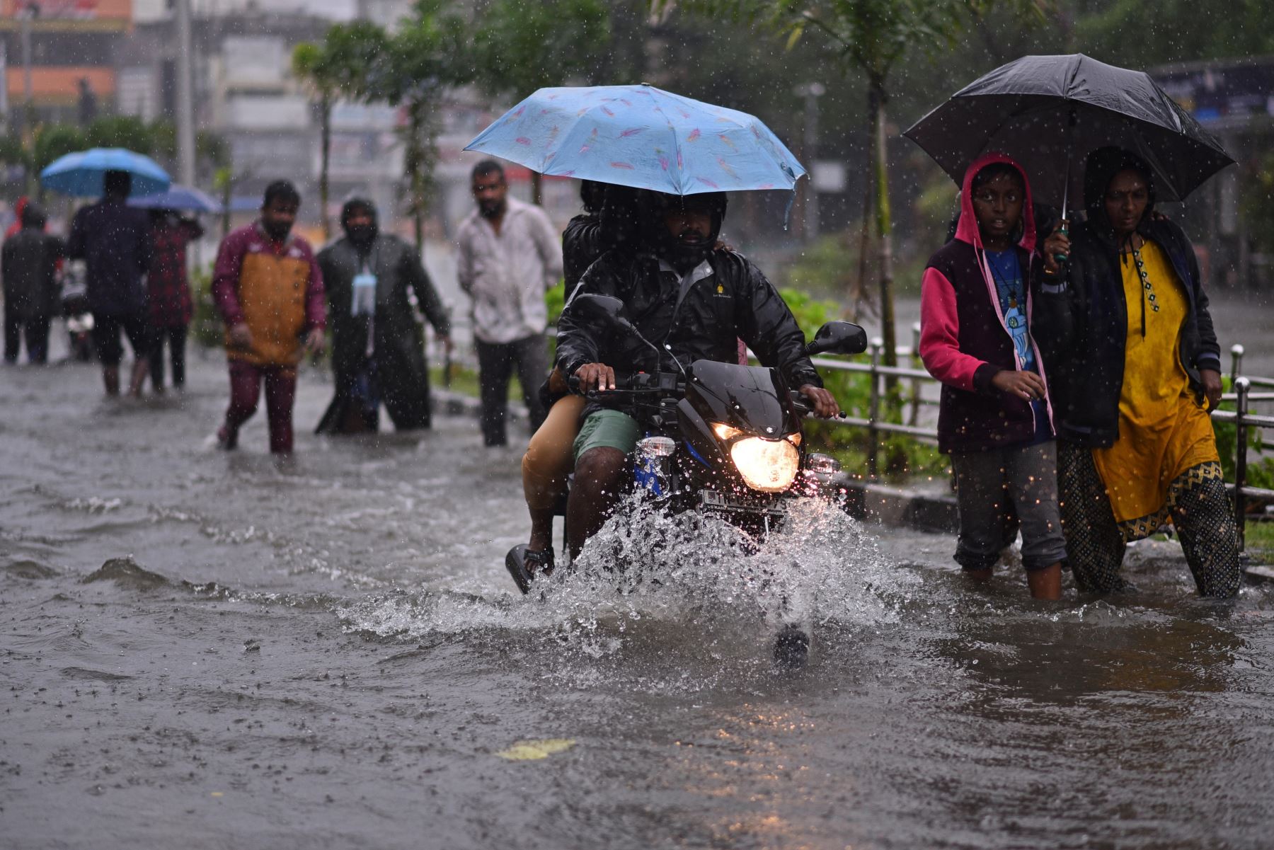 Los viajeros caminan por una carretera inundada durante las fuertes lluvias, mientras se espera que el ciclón Michaug toque tierra en la costa oriental de la India, en Chennai.
Foto: EFE