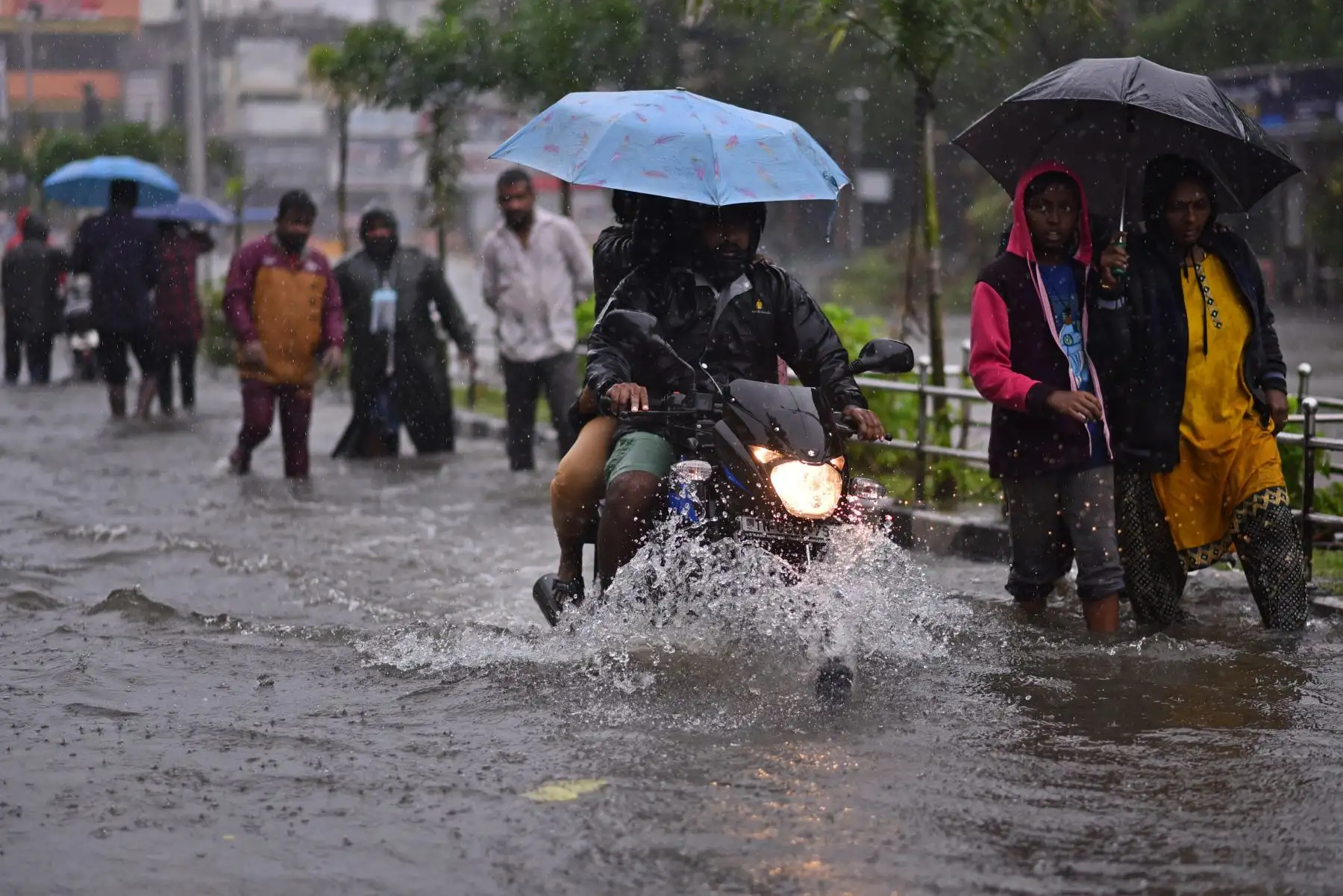 Los viajeros caminan por una carretera inundada durante las fuertes lluvias, mientras se espera que el ciclón Michaug toque tierra en la costa oriental de la India, en Chennai.
Foto: EFE