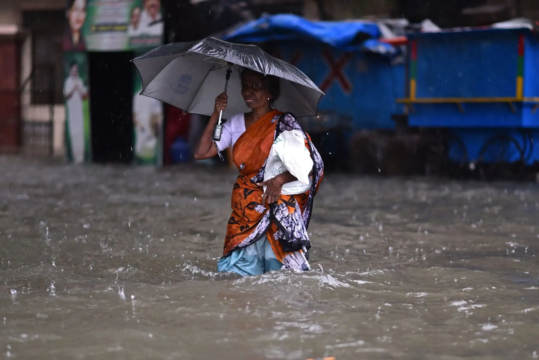 Una mujer camina por una carretera inundada durante las fuertes lluvias, mientras se espera que el ciclón Michaug toque tierra en la costa oriental de la India, en Chennai.
Foto: EFE