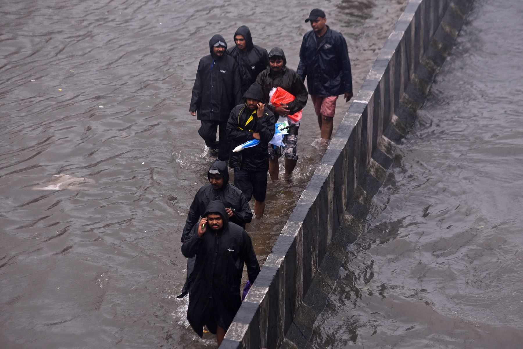 La gente camina por una carretera inundada durante las fuertes lluvias, mientras se espera que el ciclón Michaug toque tierra en la costa oriental de la India, en Chennai.
Foto: EFE