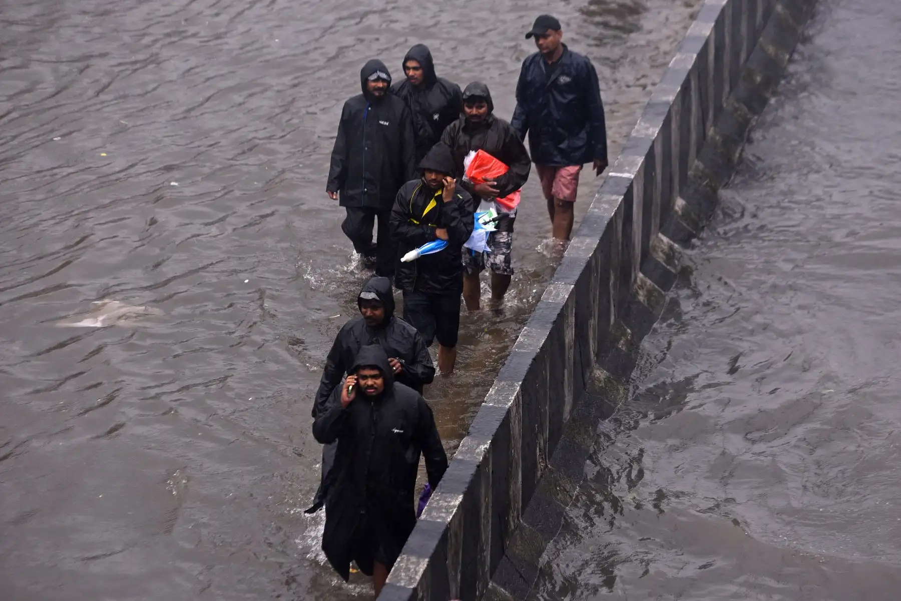 La gente camina por una carretera inundada durante las fuertes lluvias, mientras se espera que el ciclón Michaug toque tierra en la costa oriental de la India, en Chennai.
Foto: EFE
