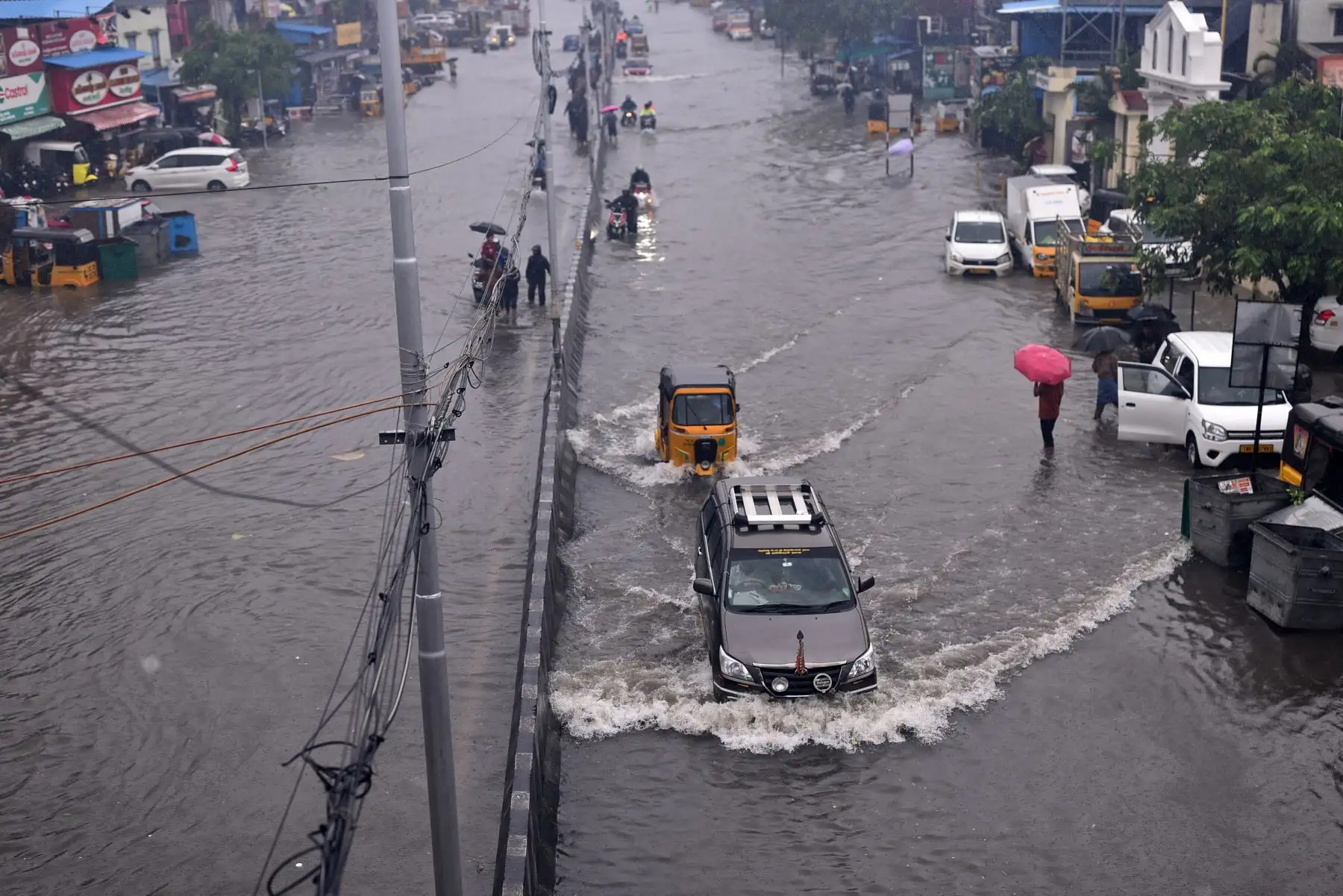 La gente camina por una carretera inundada durante las fuertes lluvias, mientras se espera que el ciclón Michaug toque tierra en la costa oriental de la India, en Chennai, India.
Foto: EFE