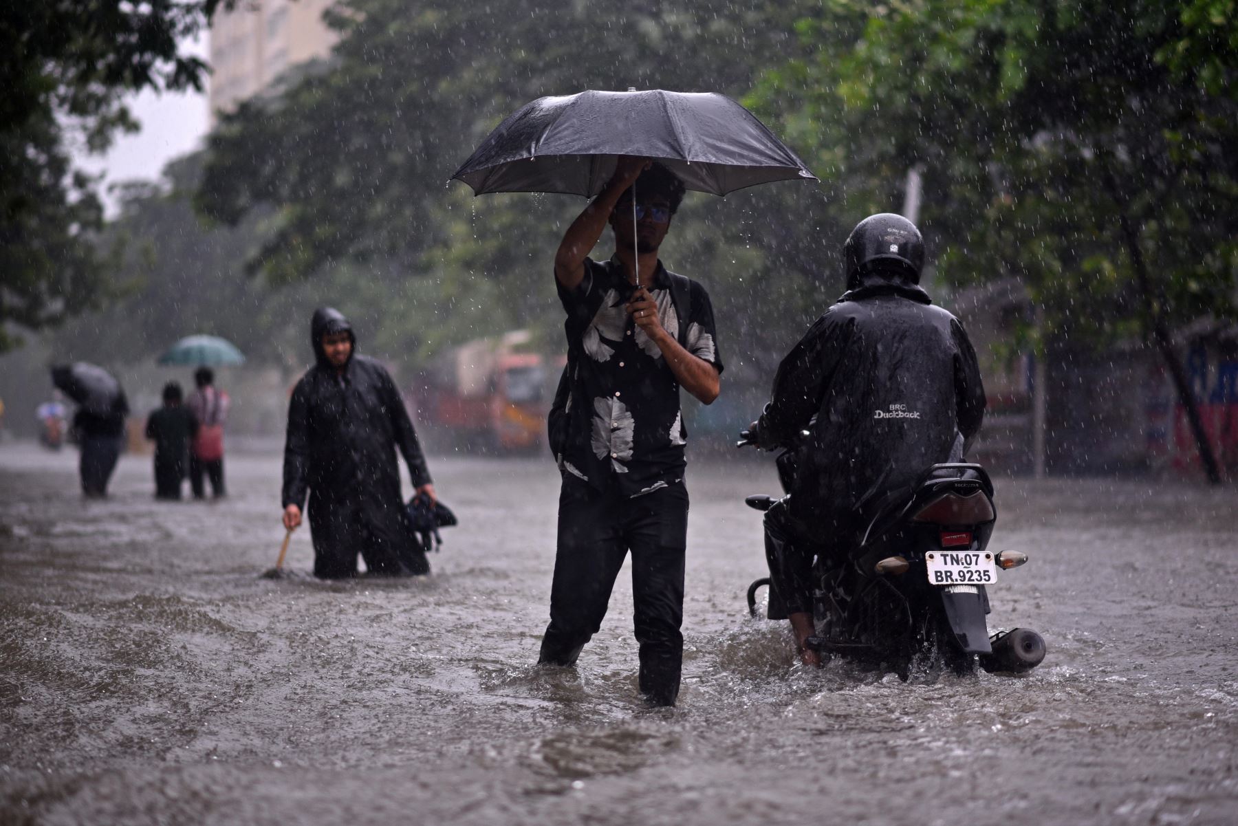 La gente camina por una carretera inundada durante las fuertes lluvias, mientras se espera que el ciclón Michaug toque tierra en la costa oriental de la India, en Chennai.
Foto: EFE
