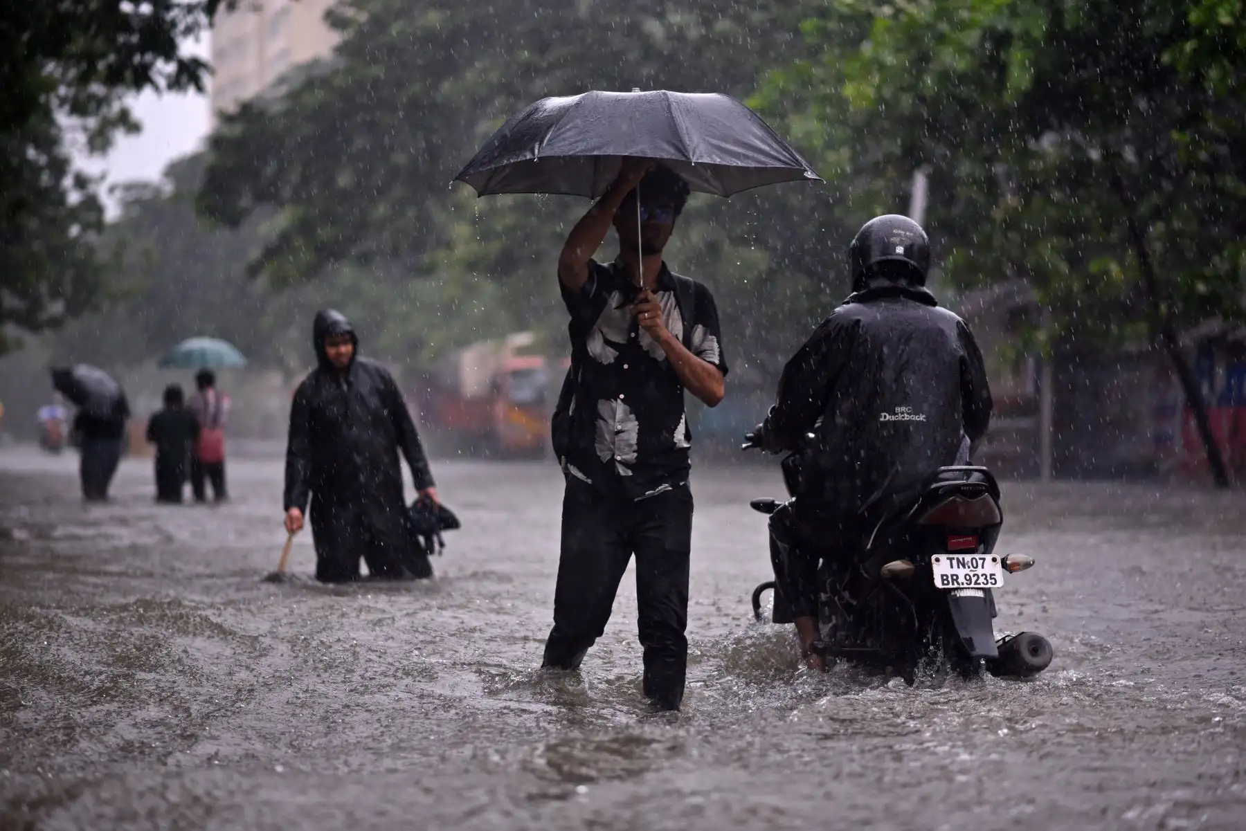 La gente camina por una carretera inundada durante las fuertes lluvias, mientras se espera que el ciclón Michaug toque tierra en la costa oriental de la India, en Chennai.
Foto: EFE