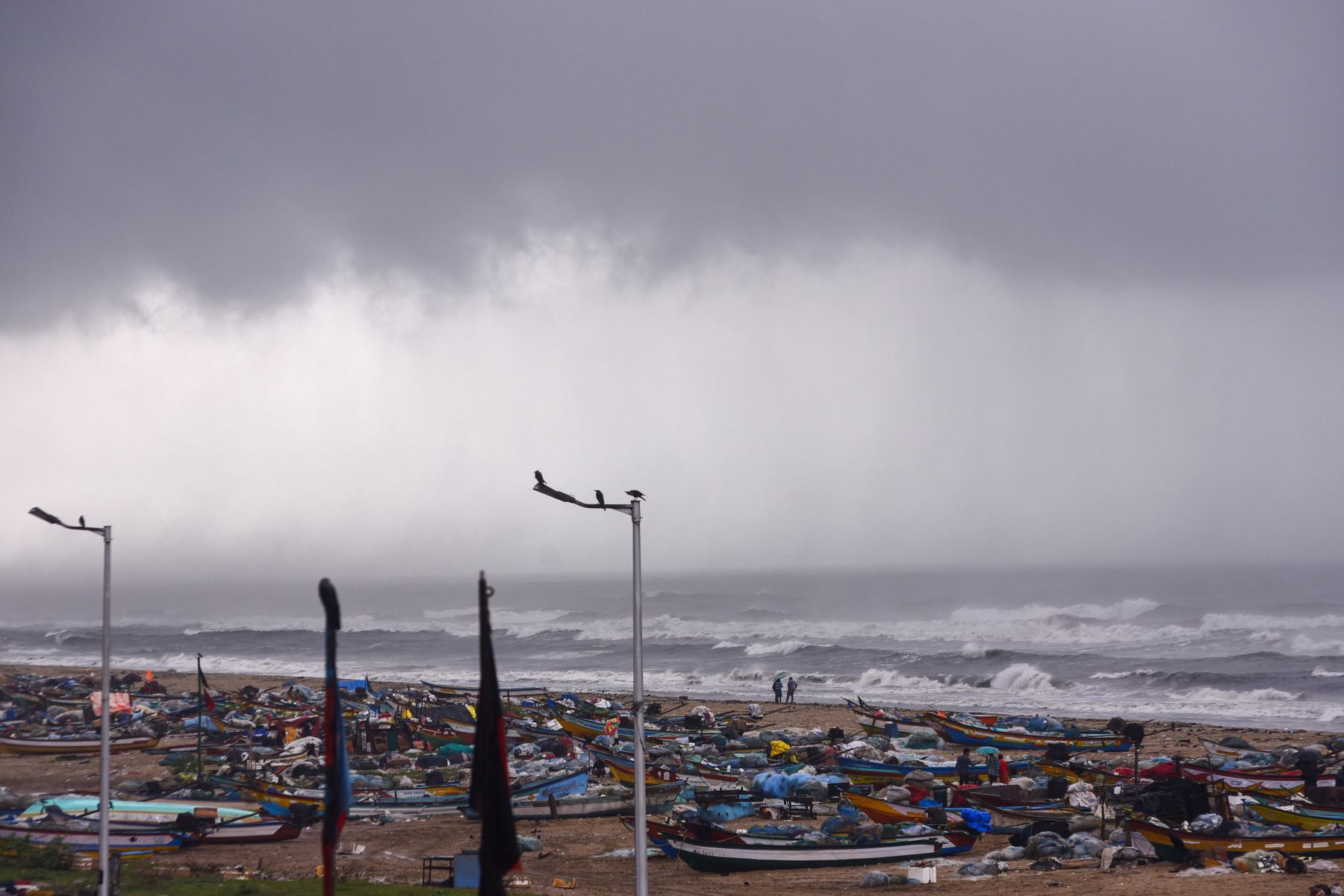 Los barcos de pesca se ven anclados mientras oscuras nubes de tormenta cubren el cielo durante el ciclón Michaug, en Foreshore Estate Beach, en Chennai, India.
Foto: EFE