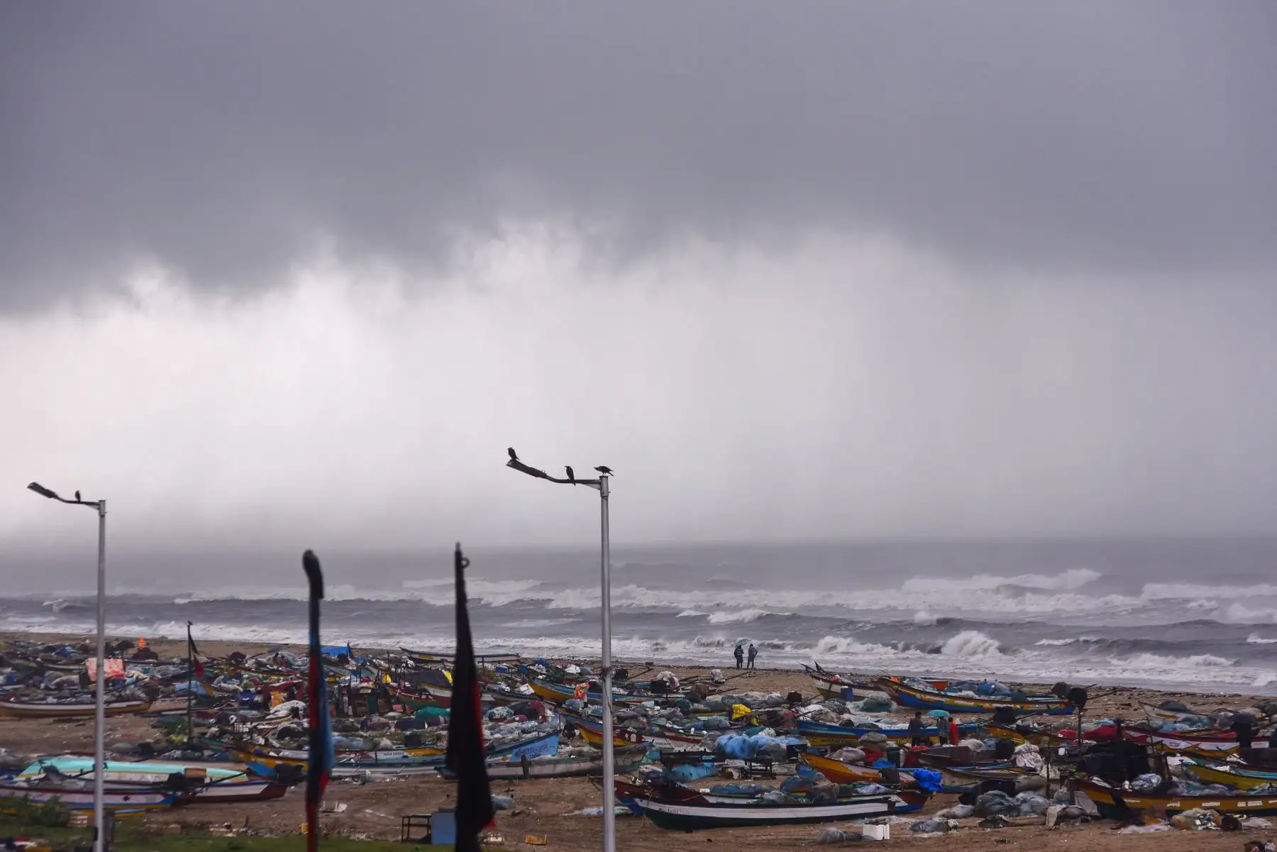Los barcos de pesca se ven anclados mientras oscuras nubes de tormenta cubren el cielo durante el ciclón Michaug, en Foreshore Estate Beach, en Chennai, India.
Foto: EFE