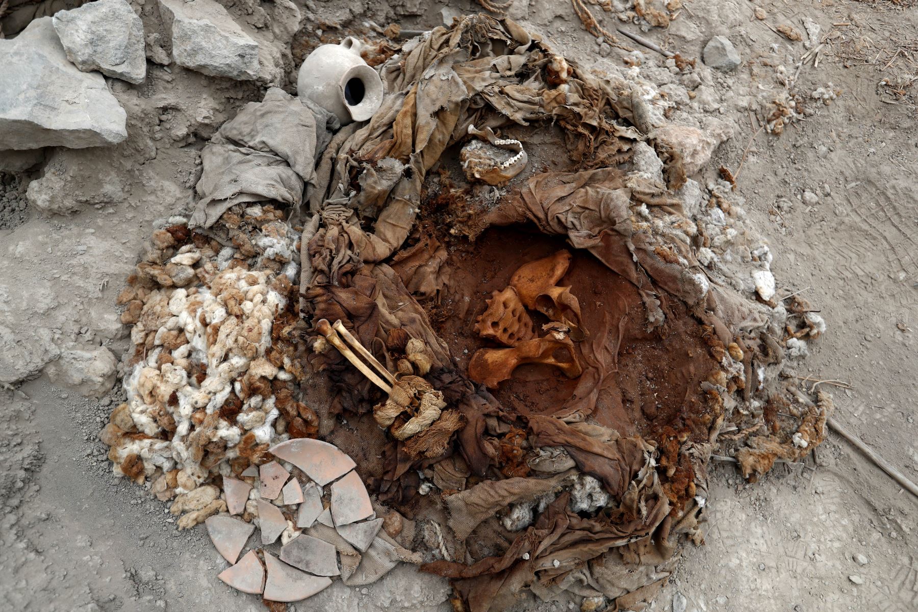 Uno de los 3 fardos funerarios descubiertos en la huaca Tambo Inga de Puente Piedra corresponde a una mujer de entre 18 a 23 años de edad. Foto: ANDINA/Daniel Bracamonte
