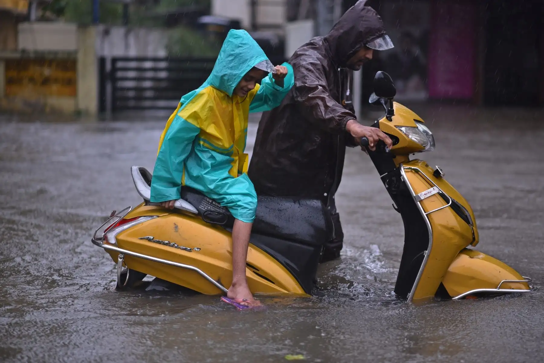 Un hombre junto con su hija camina con su vehículo parado en una carretera inundada durante las fuertes lluvias mientras se espera que el ciclón Michaug toque tierra en la costa oriental de la India, en Chennai.
Foto : EFE